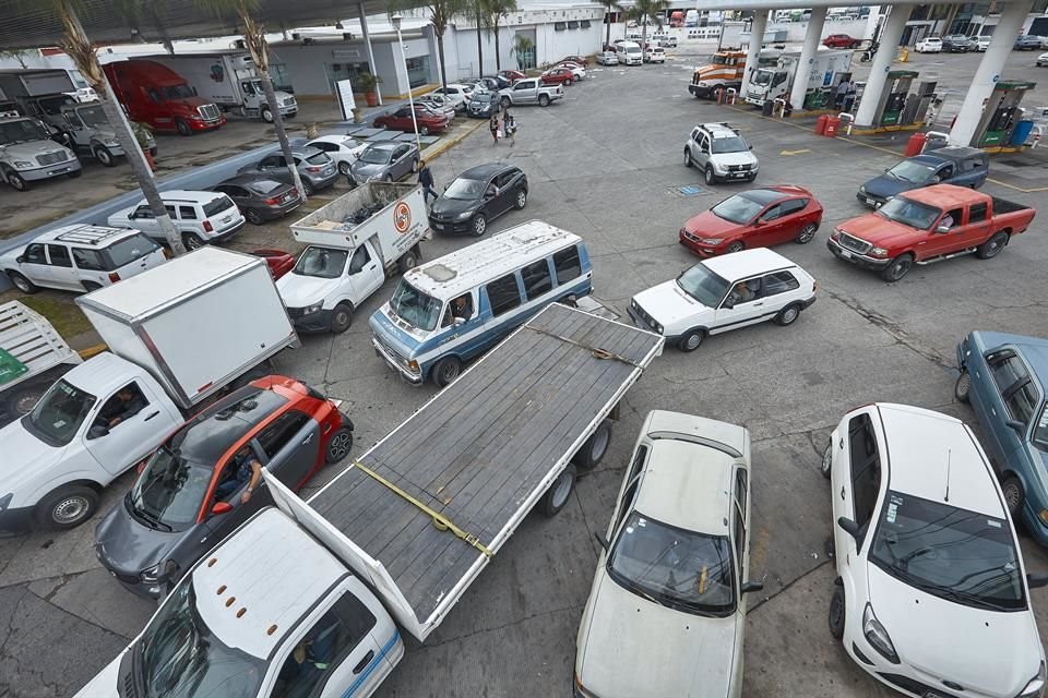 Automovilistas ingresan a una gasolinera, a la altura de Mariano Otero y Periférico, para sortear el tráfico.