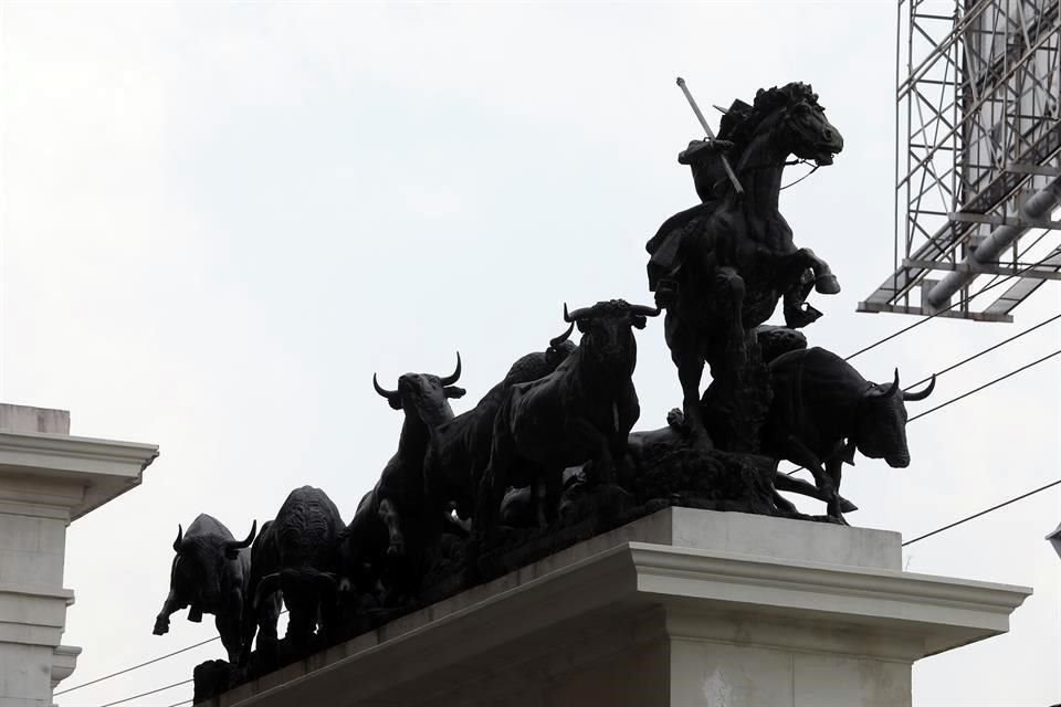De 14 metros de largo, el encierro, ubicado en lo alto de la puerta principal, es la obra monumental hecha por Alfredo Just, el escultor valenciano.