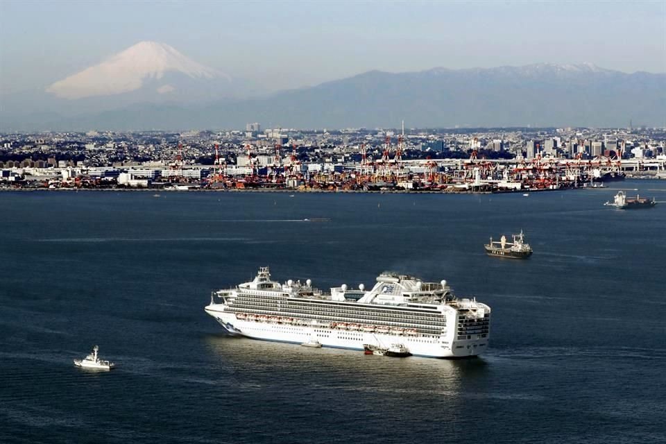 Japón detectó al menos 10 contagios de coronavirus entre los 3 mil 700 pasajeros de crucero que fue puesto en cuarentena.