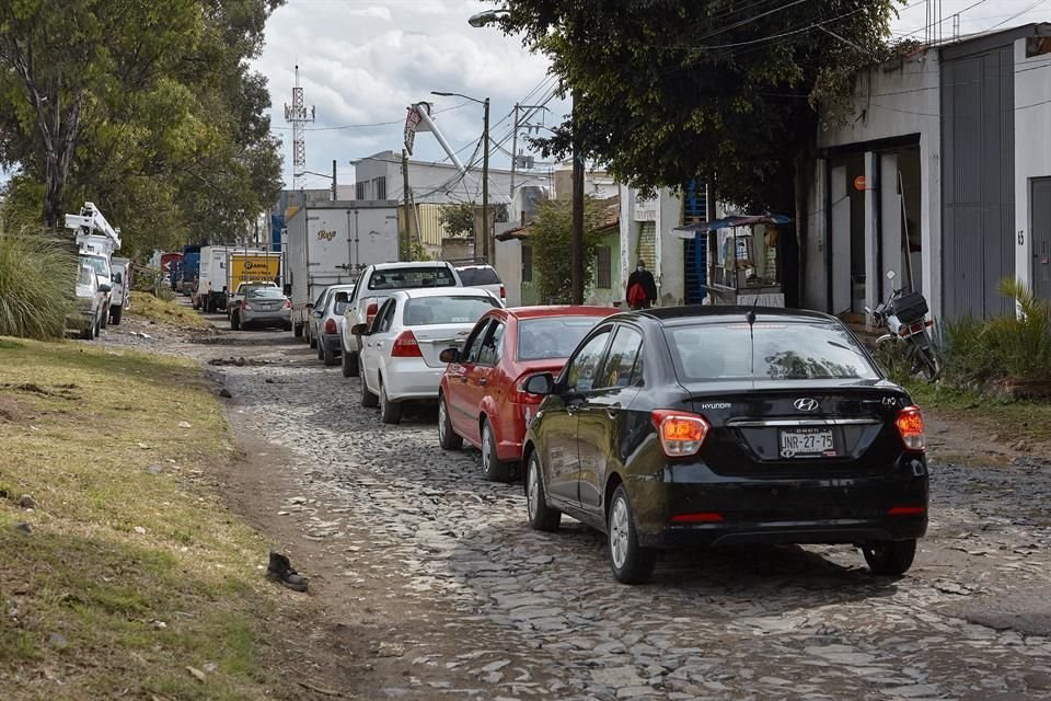 A la altura de El Briseño, algunos caminos empedrados, incluso de terracería, tuvieron que ser utilizados como vías alternas al Periférico, aunque de poco sirvió para avanzar.