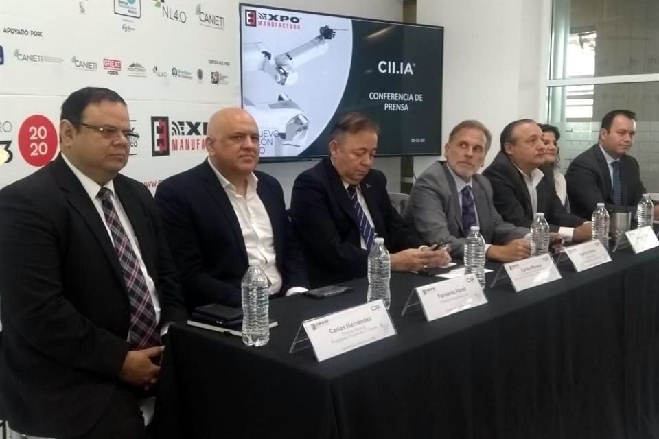 (Tercero y cuarto de izq a der.) Paul St. Amour, vicepresidente para AL de Tarsu México, y Abraham Tijerina, coordinador de Estrategia Nuevo León 4.0, durante la presentación dela Expo Manufactura 2020.