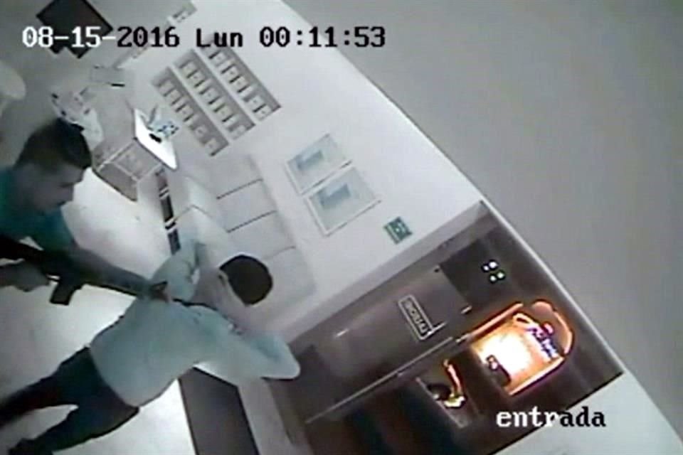Jesús Alfredo e Iván Archivaldo Guzmán Salazar, junto con cuatro acompañantes y sus escoltas, fueron secuestrados en el restaurante La Leche, en Puerto Vallarta.