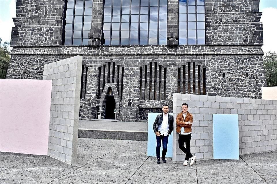 Gabriel Cázares y Rolando Flores con 'Proyección de una sombra', en la explanada del Museo Anahuacalli.