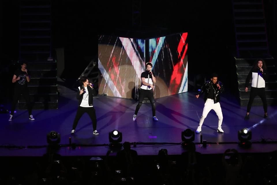 Los chicos de CD9 mostraron su flexibilidad con temas como 'Modo Avión', 'The Party', 'Nadie te Amará' y 'I Feel Alive'.