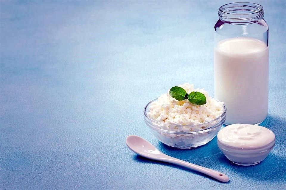 El kéfir es un fermentado que emplea hongos y bacterias probióticas para producir un líquido de sabor ácido, con un contenido ligeramente alcohólico.