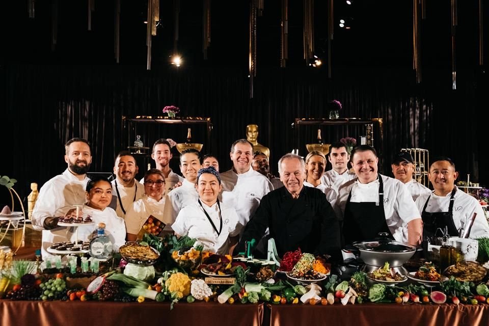 Lois Burwell, directiva de la Academia; Cheryl Cecchetto, productora de eventos; y Wolfgang Puck, el chef de las estrellas, serán los encargados de la logística del banquete.