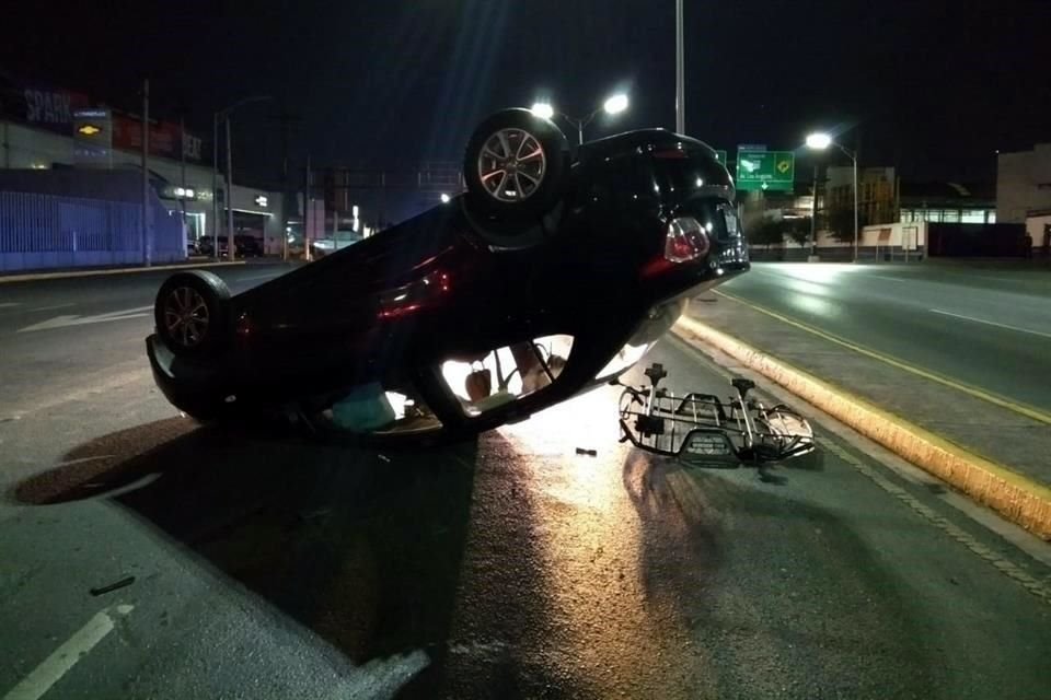 El accidente fue reportado cerca de las 22:20 horas cuando el auto Hyundai Grand I10 se desplazaba hacia el norte de la Avenida Nogalar.