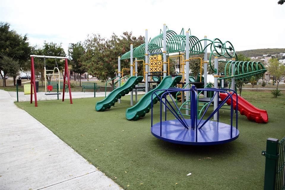 Un set de juegos infantiles es parte de las adecuación del parque ubicado en Paseo de los Fresnos.