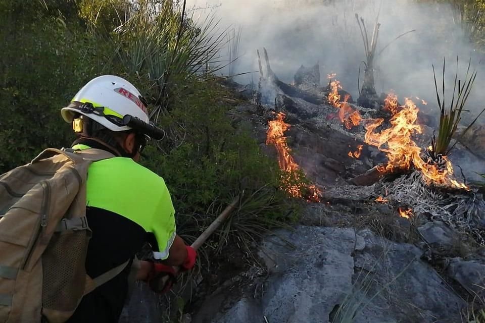 Un incendio forestal en el Cerro del Fraile movilizó al lugar a personal de Protección Civil Municipal y del Estado, en García.