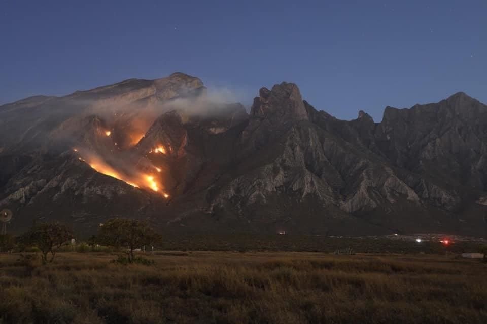 Protección Civil del Estado informó alrededor de las 19:30 horas que el fuego había consumido 12 hectáreas y que suspendían las labores para reanudarse mañana.