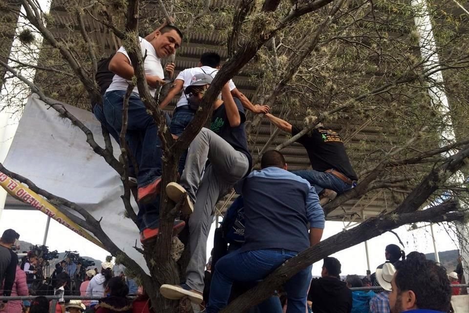 Asistentes al mitin de López Obrador en Tierra Blanca, Guanajuato.