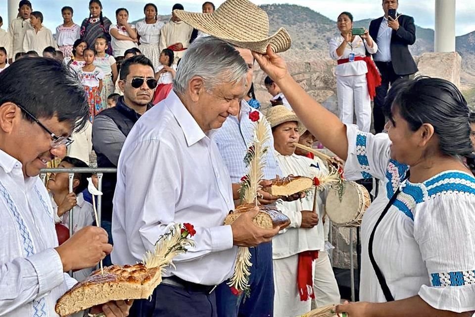 López Obrador presidió un encuentro con pobladores de comunidades otomíes y chichimecas en el Municipio de Tierra Blanca, Guanajuato. 