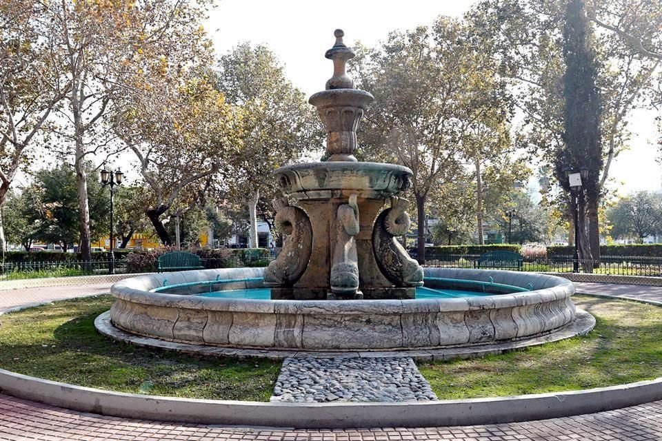 La Fuente de los Delfines se inauguró en 1878 y se encuentra en la Plaza de La Llave (La Purísima) desde 1894.