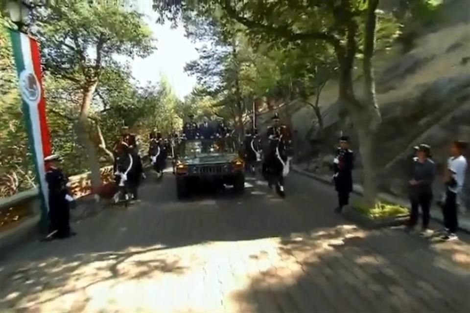 El Presidente en su trayecto al Castillo de Chapultepec.