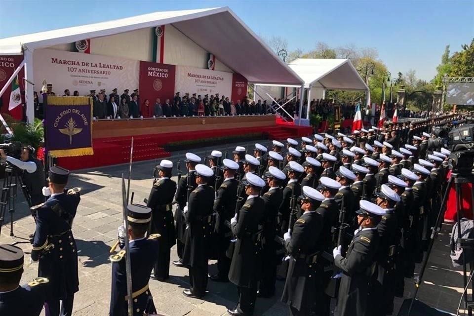 A la ceremonia asisten  cadetes del Colegio Militar, del Colegio del Aire, de la Escuela Nacional de Enfermería y de la Escuela Naval Militar.