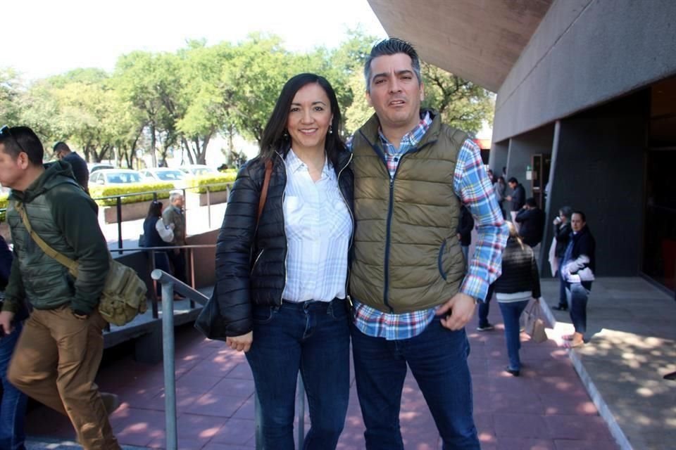 Lili Barda de González y Luis González
