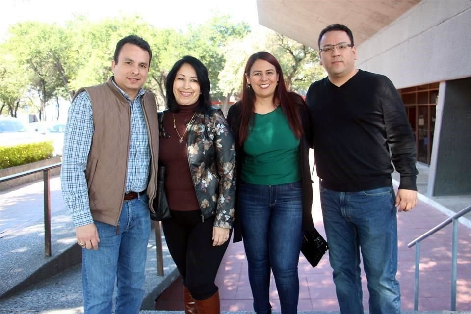 Miguel Pérez, Mónica Ayala de Pérez Anita Flores de Benítez y Jorge Benítez