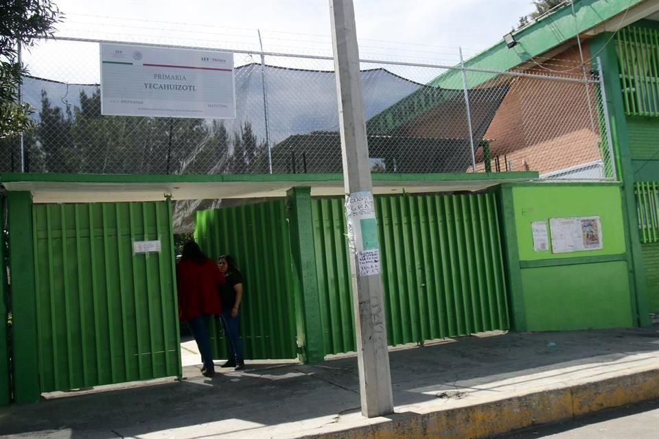 La falta de agua en Santa Catarina Yecahuízotl, en Tláhuac, durante ya ocho meses, ha provocado que algunas escuelas suspendan clases.