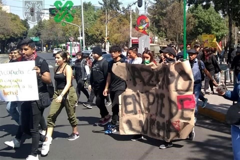 Estudiantes de CCH Azcapotzalco marchan a Rectoría de UNAM.