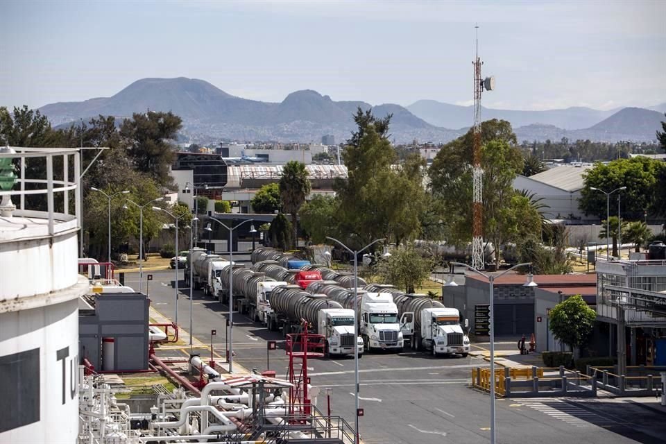 Se pueden descargar 8 mil litros por minuto de los autotanques. Suministra al año alrededor de mil 900 millones de litros de turbosina al AICM. 