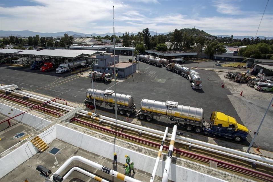 En la estación laboran alrededor de 40 personas en la recepción del combustible y las pruebas de calidad posteriores.