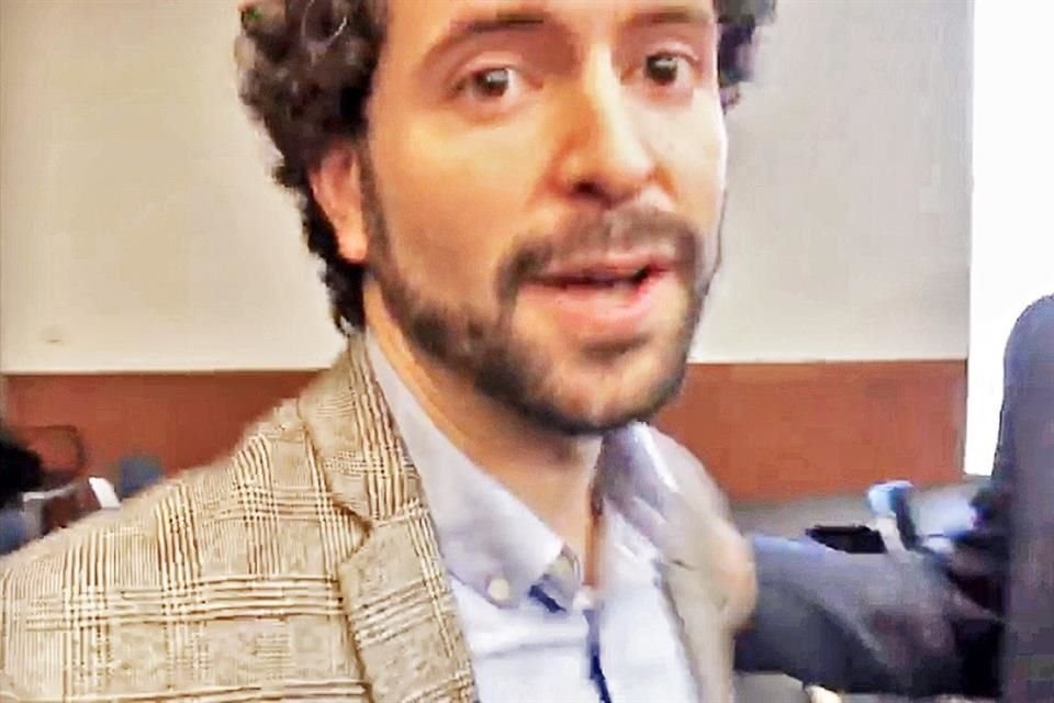 Al término de un evento público en cancillería, el funcionario, con un forcejeo violento, intentó despojar a la reportera del teléfono con el que grababa audio y video.