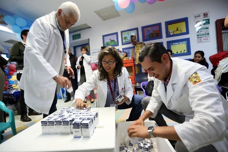 Alejandro Barbosa, director de Nariz Roja AC, entregó el medicamento para niños con cáncer en el Hospital Civil Juan I. Menchaca.