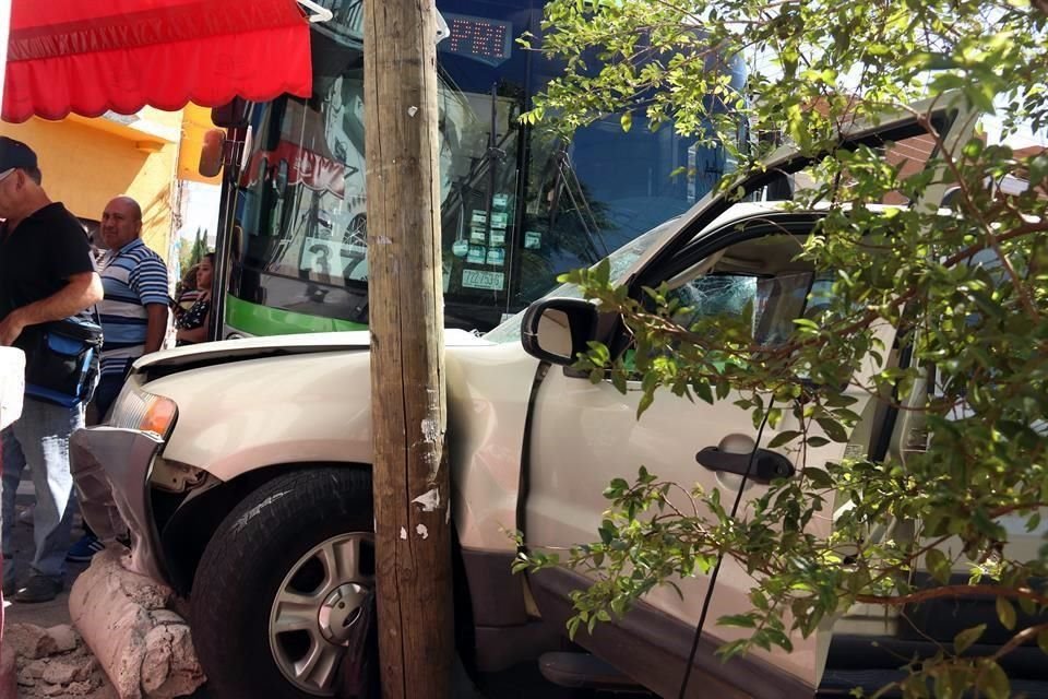 En Santa Teresita una unidad de la Ruta 37 impactó a una Ford Escape.