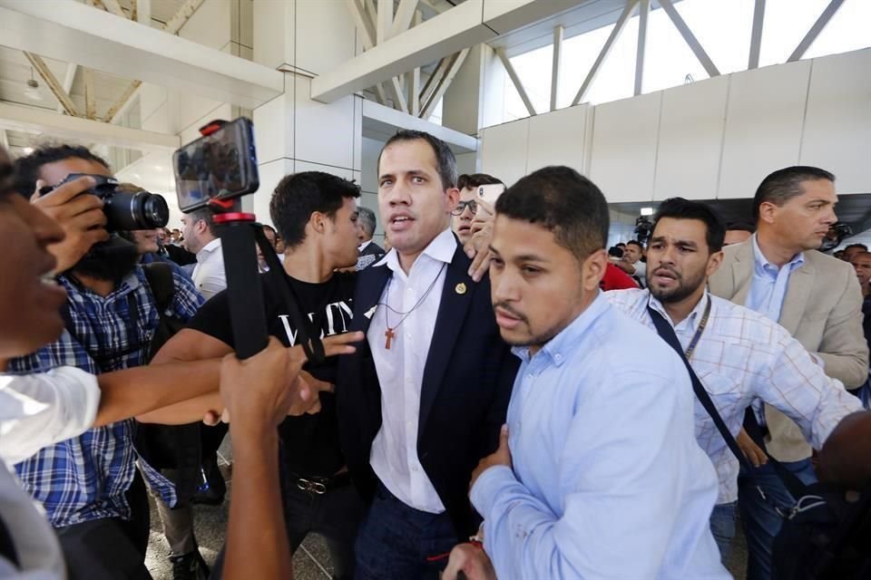 Juan Guaidó en el Aeropuerto Internacional Simon Bolivar, a su llegada a Venezuela.