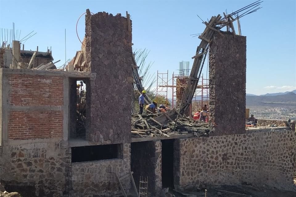 Cuando vaciaban concreto para hacer una bóveda, la estructura se vino abajo y siete albañiles resultaron heridos, en Balcones de la Calera.
