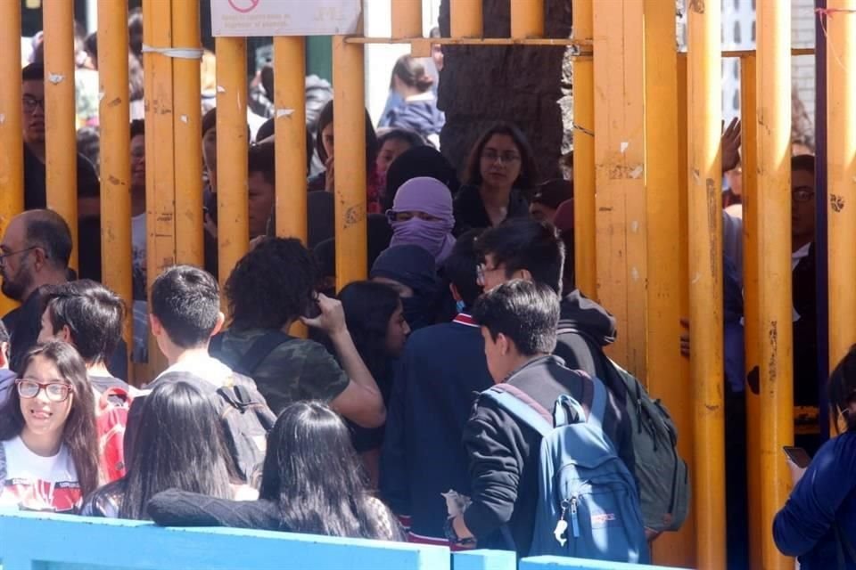 A las 12:00 horas la institución volvió a cerrar.