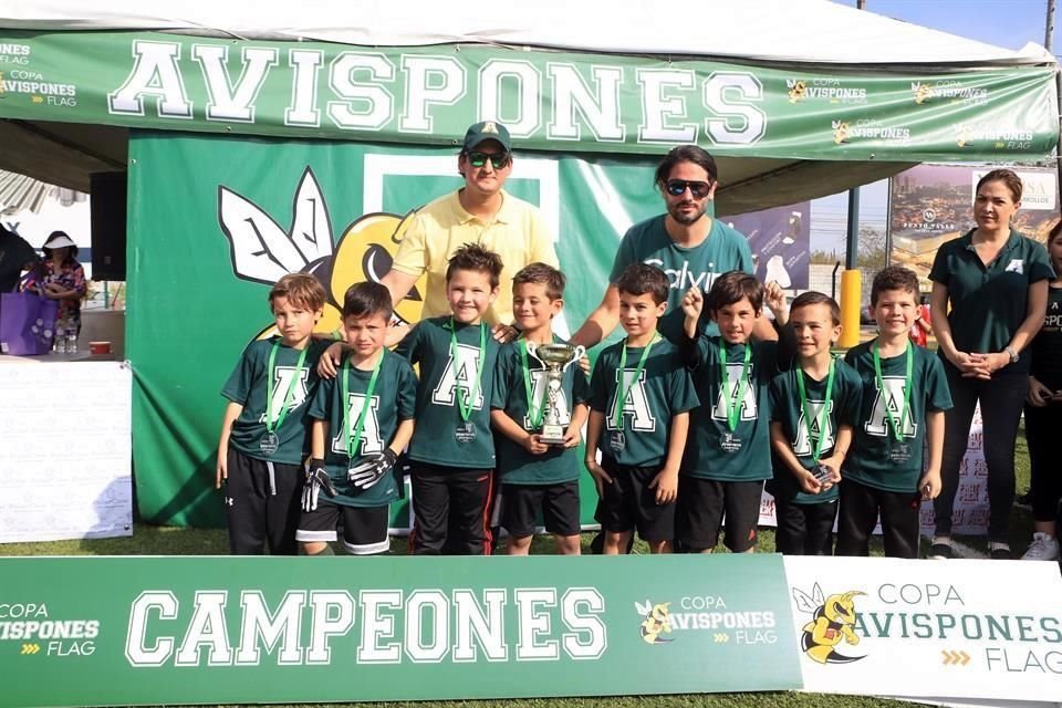 CAMPEONES 'SKARKS' ARRIBA Alejandro García, Marcelo Fernández. ABAJO Andrés Santos, Gelo Fernández, Oliver Rodríguez, Patricio Pérez Salinas, José Escamilla, Alejandro García, Gus González y Sebastián