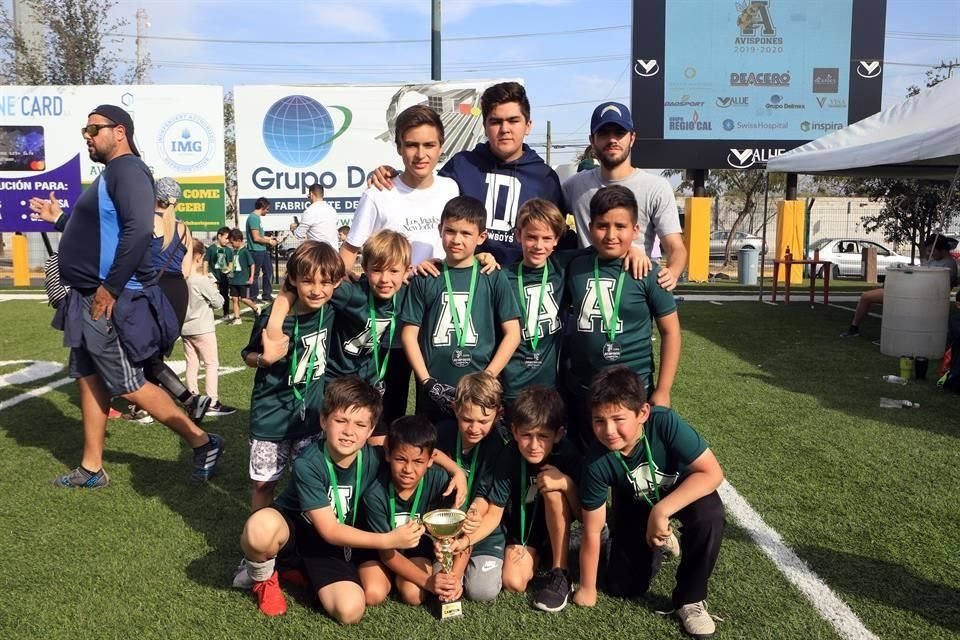CAMPEONES 'GREEN MACHINE' COACHES Samuel Torres, Jhonny Torres y Juan Pablo Arce. ARRIBA Daniel Fuentes, Alejandro Bremer, Ramiro Garza, Gastón Garza, Tadeo Mendoza. ABAJO Joaquín Torres, Mariano Quir