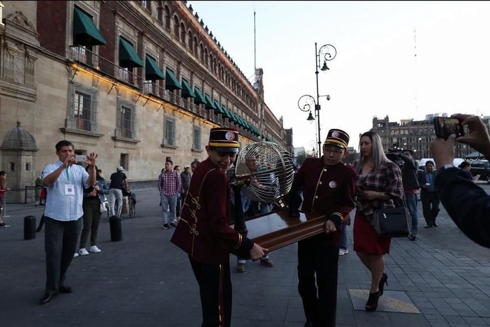 Un grupo de niño gritones arribó con una tómbola a Palacio Nacional y una réplica del boleto para la rifa del avión presidencial.