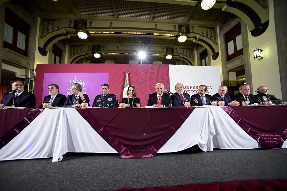 El Presidente AMLO se reunió con empresarios para venderles 'cachitos' de la rifa.