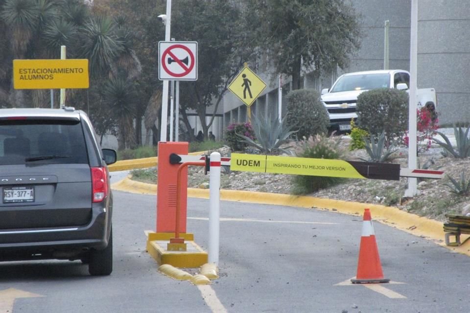 Los accesos al estacionamiento del plantel educativo fueron cerrados por personal de seguridad.