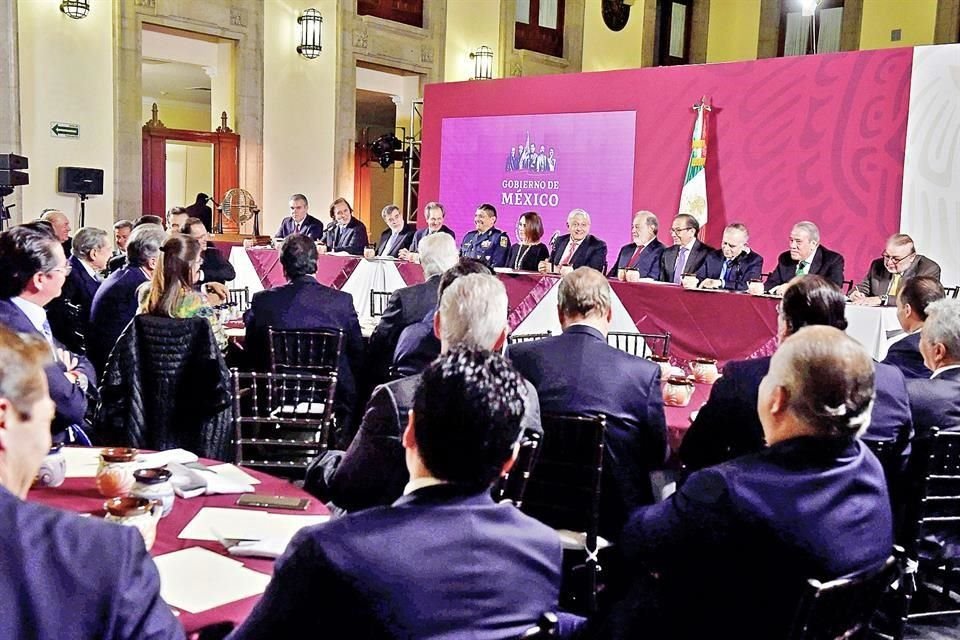 Convocados por el Presidente, unos 200 empresarios acudieron a Palacio Nacional a una cena de tamales de chipilín y chocolate.