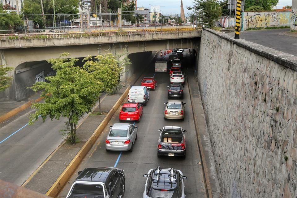 Tras el cierre vial que inició ayer en torno a la Glorieta Niños Héroes, conductores tomaron rutas alternas y el tráfico bajó un poco hoy.