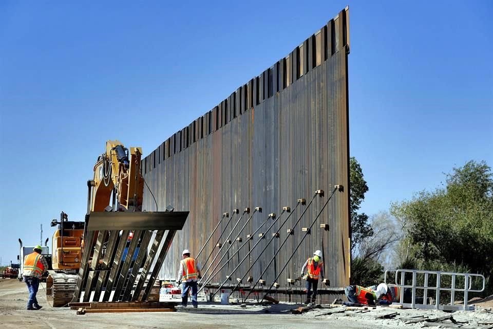 Reemplazo de una sección del muro en Yuma, en septiembre pasado. Trump busca acelerar la construcción en año electoral.