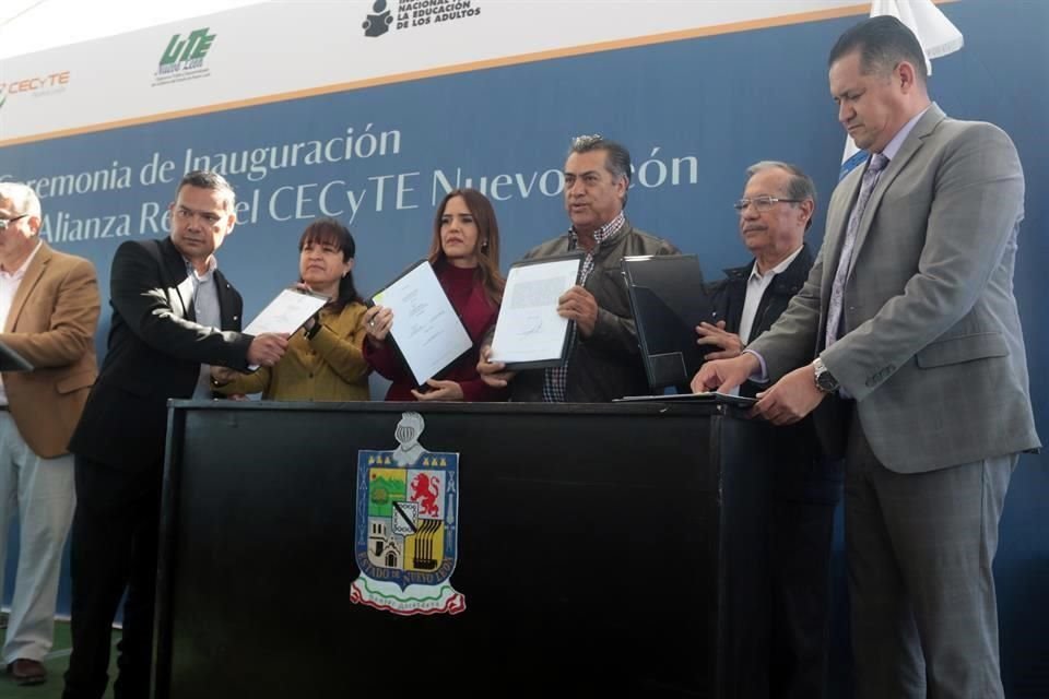 Acompañado por la Alcaldesa de Escobedo, Clara Luz Flores, Rodríguez hizo también la entrega simbólica de becas para que los alumnos puedan continuar sus estudios.