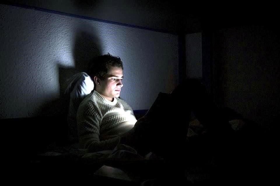 La luz que emiten los dispositivos altera el ciclo natural del sueño.