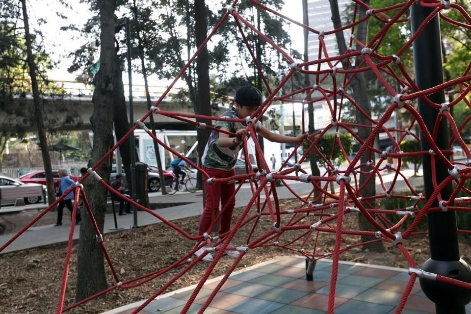 Con una inversión de un millón 300 mil pesos, se adquirieron cuatro juegos infantiles.