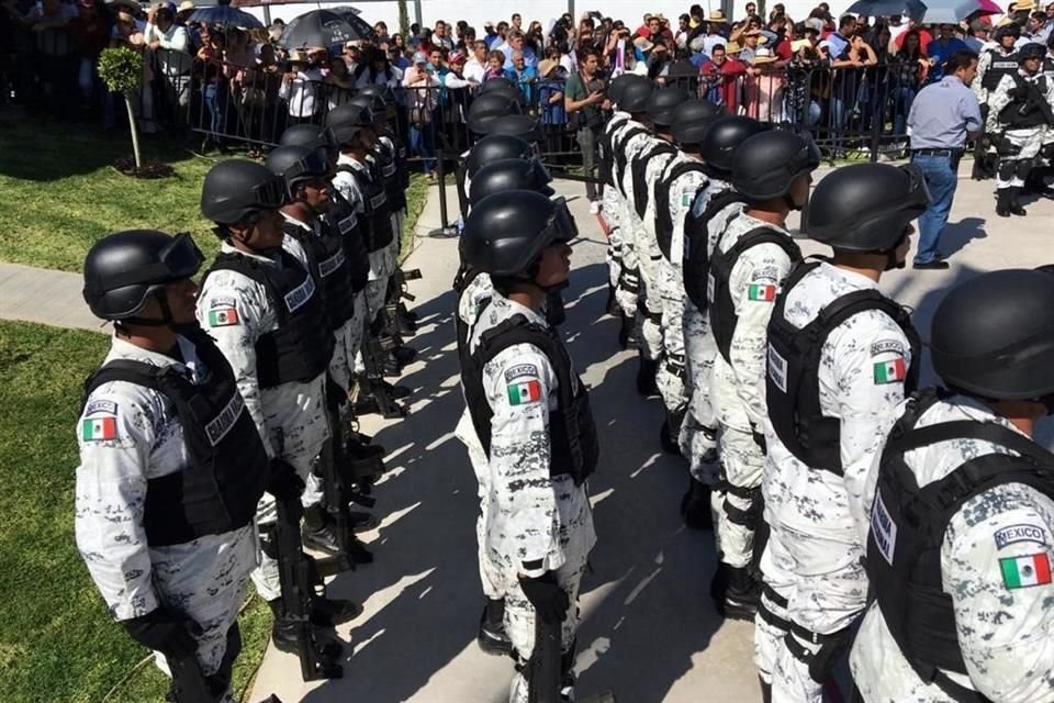 Al Mandatario lo acompañaron el Gobernador de Michoacán, Silvano Aureoles, quien le hizo saber su apoyo al Presidente en materia de seguridad y salud.