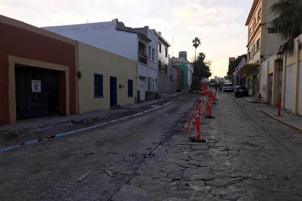 Las obras de remodelación de banquetas y de calles inició hace unos días en tramos de Abasolo (foto) y Doctor Coss.
