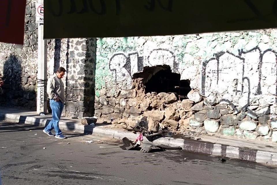 El joven perdió el control del volante al pasar un tope y se estrelló de frente contra la barda de la Escuela de Dietética y Nutrición.