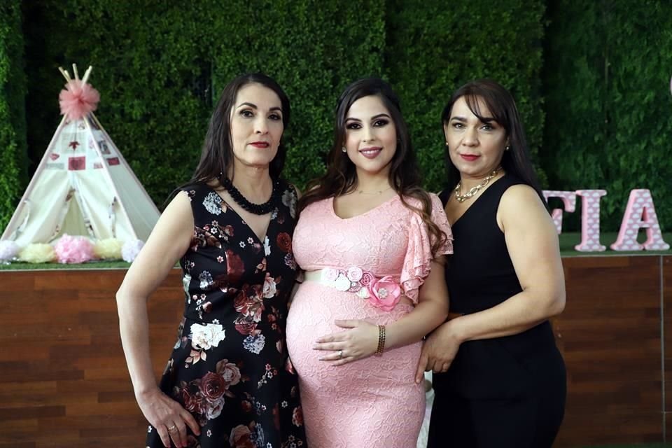 Ana María Caballero de Fernández, Ana Karen Fernández de Rivera y Laura Valdés de Rivera