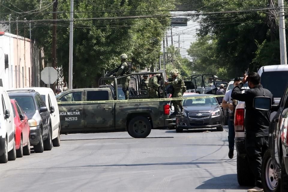 Con armas en mano, agentes ministeriales y soldados recorrieron las calles del sector.
