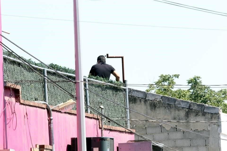 Otros subían por las azoteas en busca de los hombres, de quienes no se ha informado si han sido localizados.
