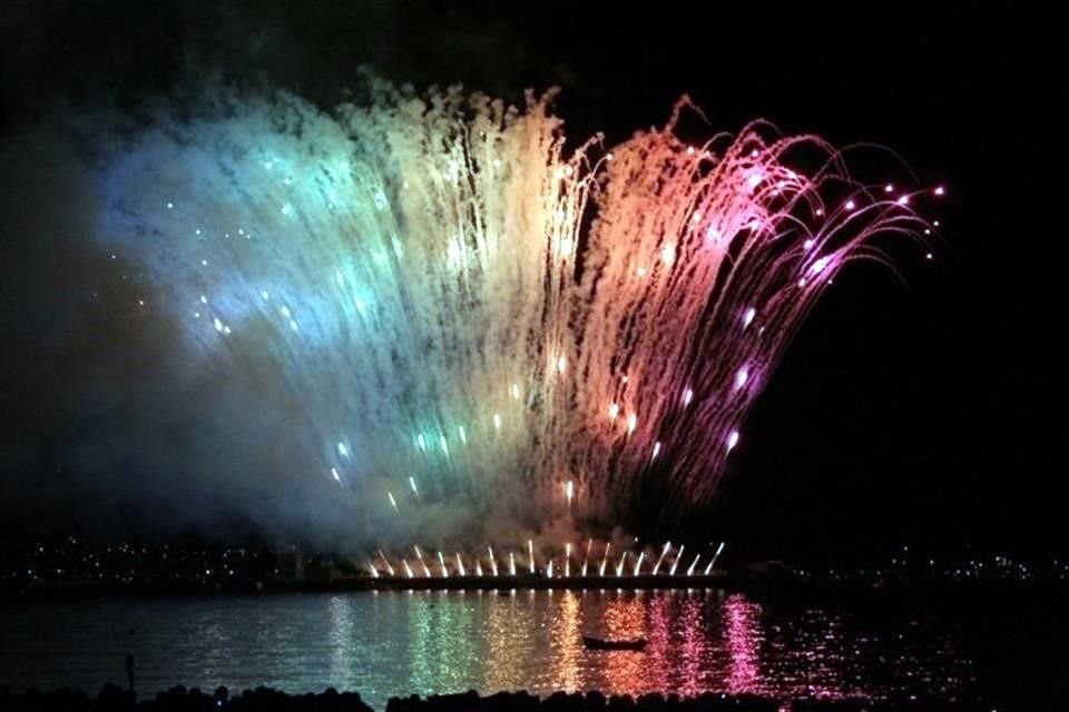 Durante tres noches a finales de julio, el cielo sobre la Bahía Inglesa se ilumina con el festival de fuegos pirotécnicos.