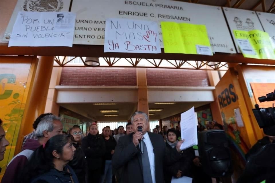 Padres de alumnos de la primaria Enrique C. Rébsamen, donde era estudiante Fátima, están reunidos afuera del plantel escuchando explicaciones de directivos.